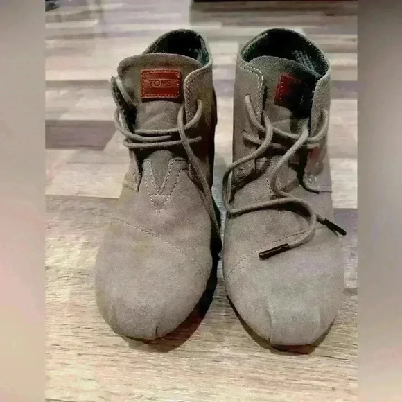 Toms suede ankle boots or booties size 8 tan taupe - Picture 3 of 4